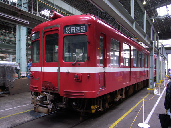 売りに出された京浜急行1000形：GR DIGITAL、28mm相当、1/26sec、F2.4開放、ISO154（オート）、-0.3EV、プログラムAE、AWB