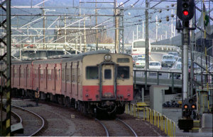 キハ35国鉄奈良線京都駅（1978年頃）：Asahi Pentax SV、SMC Takumar 200mm F4、Sakuracolor II、絞り・シャッタースピード不明、Nikon SUPER COOLSCAN 5000ED