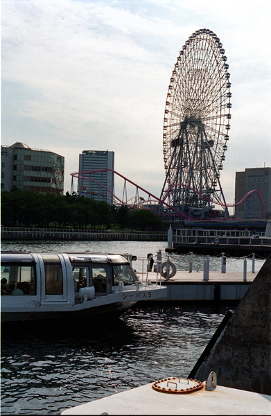 横浜ぷかり桟橋：Nikon F100、Ai AF Zoom Nikkor 28-105mm F3.5-4.5D(IF)、プログラムAE、コニカミノルタほっぺにチュッ（ISO400）、L37C、Nikon SUPER COOLSCAN 5000ED