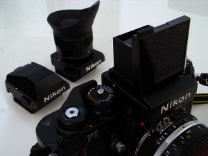 手前Nikon F3 + DW-3（開いたところ）、後ろはDE-2（左）・DW-4（右）