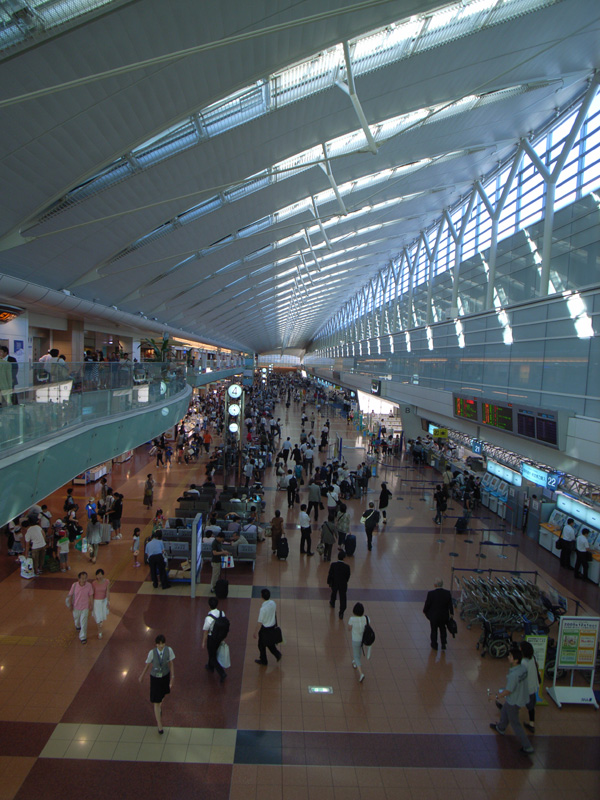 羽田空港第2ターミナル出発ロビー：GR DIGITAL、ワイドコンバーターGW-1、21mm相当、1/60sec、F2.4開放、ISO64、プログラムAE、-0.3EV
