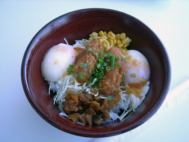 「列車乗務員賄い丼　ハチクマライス　第9弾」（650円）鉄道博物館：GR DIGITAL、28mm相当、1/60sec、F2.4開放、ISO64、プログラムAE、-0.3EV
