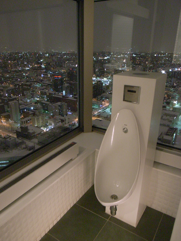 JRタワー展望室のトイレ（札幌、2010年1月撮影）：：GR DIGITAL、28mm相当、F2.4開放、1/12sec、ISO400、-0.3EV、プログラムAE