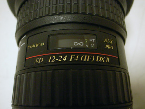 Tokina AT-X 124 PRO DX II 12-24mm F4、最初のレンズが露出不良だったので交換してもらった後のレンズで3km先のビルに合焦させたときの距離指標の状態