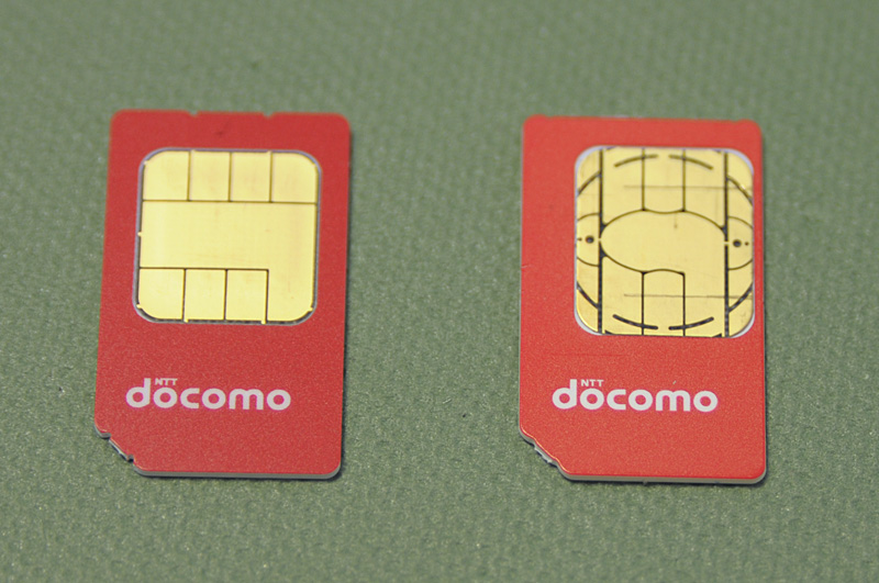 右：FOMAカード（b-mobile SIM U300）、左：ドコモUIMカード（IIJmio高速モバイル/D）