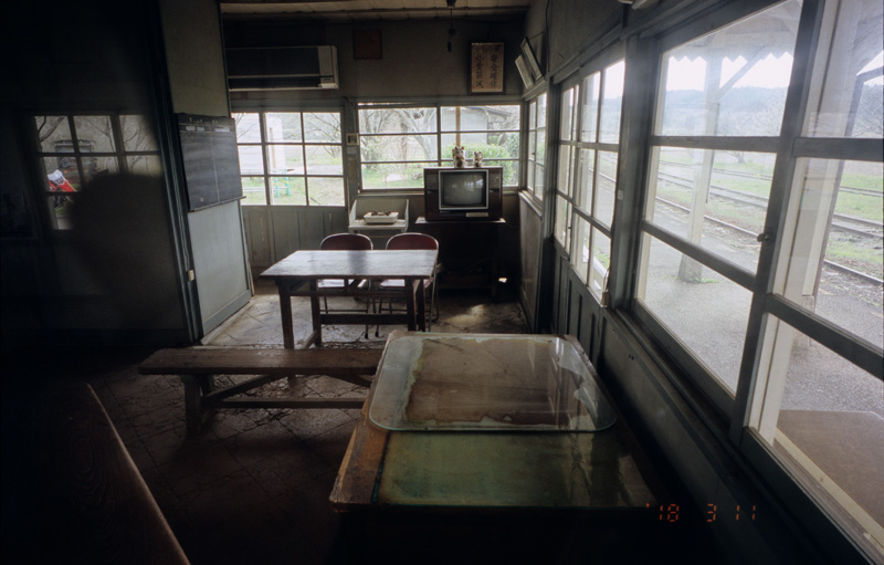 小湊鐵道上総鶴舞駅事務室内部：CONTAX G1、Carl Zeiss Biogon T* 21mm F2.8、F8AE、L37フィルター、富士フイルム ASTIA 100F、Nikon SUPER COOLSCAN 5000 ED、ICEありROCなしGEMなし、Digital DEEあり、Windows 7 Professional SP1