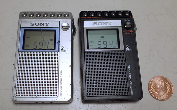 SONY ICF-R350(左)、ICF-R354M(中央)、十円玉(右)