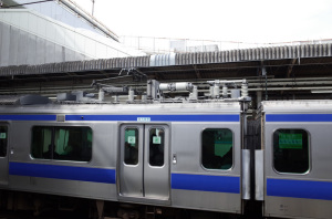 JR東日本E531系電車（JR上野駅）：Ricoh GR、18.3mm(35mm版28mm相当)、F4.0、1/250秒、プログラムAE、ISO-AUTO(ISO 100)、AWB、画像設定：スタンダード、スポットAF