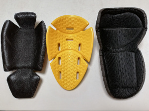 【写真中】左：ラフアンドロード肘プロテクターRR10087（CEレベル1）、中央：コミネSK-810 肘・膝用プロテクター（CEレベル2）、右：コミネSK-635 CEプロテクター（CEレベル1）