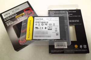 SANDISK ULTRA 3D SSD SDSSDH3-500G-J25の箱から取りだしたところ（Joshin通販で購入）