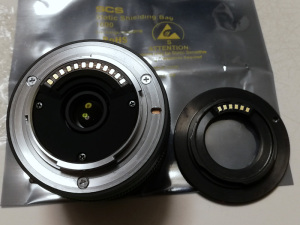 1 NIKKOR 10mm f/2.8とGfotoのタンポポチップ付きCマウント‐Nikon1用マウントアダプターの接点面