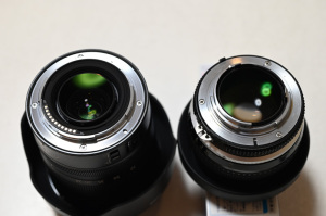 【写真】NIKKOR Z 24-70mm f/4 Sの後ろ玉（左）とAi Nikkor 50mm F1.2の後ろ玉（右）：Nikon Z6、AI Micro-Nikkor 55mm f/2.8S、F5.6、1/60秒、ISO-AUTO(ISO 1100)、AWB、ピクチャーコントロール：AUTO、マルチパターン測光、 手ぶれ補正ON、高感度ノイズ低減：標準、手持ち撮影、NikonマウントアダプターFTZ、フィルターなし