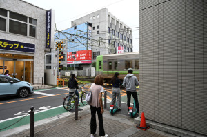 永福町駅：Nikon Z6、NIKKOR Z 24-70mm f/4 S、24mm、絞り優先AE（F5.6、1/50秒）、ISO-AUTO(ISO 100)、ピクチャーコントロール：AUTO、AWB（6180K）、マルチパターン測光、オートエリアAF、手ぶれ補正ON、自動ゆがみ補正ON、高感度ノイズ低減：標準、手持ち撮影、Nikon NCフィルター、バヨネットフード HB-85