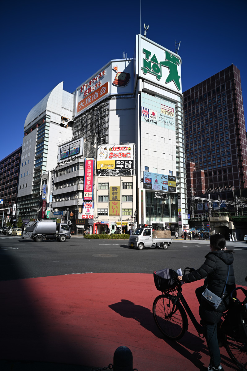 新宿：Nikon Z6、Carl Zeiss Biogon T* 21mm F2.8(CONTAX G用)、F5.6 絞り優先AE、1/640秒、ISO-AUTO(ISO 100)、ピクチャーコントロール：AUTO、AWB（5330K）、マルチパターン測光、 手ぶれ補正ON、高感度ノイズ低減：標準、手持ち撮影、KIPON CONTAX G-NIK Z マウントアダプター（コンタックスGマウントレンズ → ニコンZマウント変換）、シグマ光機球面平凸レンズ / SLB-50-1500PM（可視光域マルチコーティング）、フードなし、Jpegをリサイズのみ