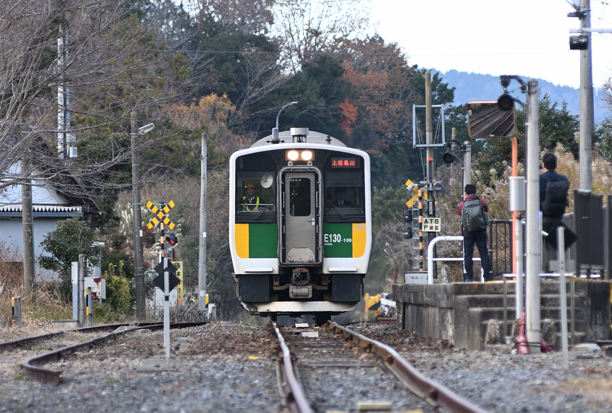 【写真1】上総亀山駅に進入する933D列車：Nikon D300S、、AI AF Zoom-Nikkor 80-200mm f/2.8D ED ＜NEW＞（旧称AI AF Zoom-Nikkor 80-200mm F2.8D ED &lt;NEW&gt;）、200mm（35mm判換算300mm相当）、F4、1/400秒、ISO-AUTO(250)、Fotodiox 花型フードAi AF Zoom-Nikkor 80-200mm f/2.8D ED ＜NEW＞用（HB-7互換）改、AWB、マルチパターン測光、AF-C（ダイナミックAF9点） 、高感度ノイズ低減：標準、手持ち撮影、NX-StudioでRAW（NEF）ファイルから現像（ピクチャーコントロール：最新のスタンダード）、トリミング