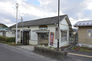 【写真1】JR東日本久留里線上総亀山駅駅舎（千葉県君津市）：Nikon Z6、NIKKOR Z 24-70mm f/4 S、24mm、絞り優先AE（F8、1/80秒）、ISO-AUTO(ISO 100)、AWB（6130K）、マルチパターン測光、オートエリアAF、手ぶれ補正ON、自動ゆがみ補正ON、高感度ノイズ低減：標準、手持ち撮影、Nikon NCフィルター、バヨネットフード HB-85、NX Studio 1.7.0でRAWからピクチャーコントロール：Fuji Provia 100F、アクティブDライティング：標準で現像したものをリサイズ