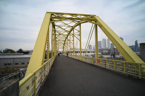 【写真1】向野橋（こうやばし）（名古屋市中村区・中川区）：Nikon Z6、Voigtlander COLOR-SKOPAR 21mm F4 P、F8、絞り優先AE、1/125秒、ISO-AUTO(ISO 200)、AWB（6620K）、マルチパターン測光、 マニュアルフォーカス（MF）、手ぶれ補正ON（ノーマル）、高感度ノイズ低減：標準、ピクチャーコントロール「オート」、手持ち撮影、Rayqual LM-NZマウントアダプター、Kenko PRO1D plus プロテクター(W)、専用フード、JPEGをリサイズ