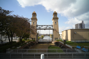 【写真1】松重閘門(名古屋市中川区):Nikon Z6、Voigtlander COLOR-SKOPAR 21mm F4 P、F8、絞り優先AE、1/160秒、ISO-AUTO(ISO 100)、AWB(7120K)、マルチパターン測光、 マニュアルフォーカス(MF)、手ぶれ補正ON(ノーマル)、高感度ノイズ低減:標準、ピクチャーコントロール「ポートレート」、手持ち撮影、Rayqual LM-NZマウントアダプター、Kenko PRO1D plus プロテクター(W)フィルター、専用フード 【写真1】松重閘門(名古屋市中川区):Nikon Z6、Voigtlander COLOR-SKOPAR 21mm F4 P、F8、絞り優先AE、1/160秒、ISO-AUTO(ISO 100)、AWB(7120K)、マルチパターン測光、 マニュアルフォーカス(MF)、手ぶれ補正ON(ノーマル)、高感度ノイズ低減:標準、ピクチャーコントロール「ポートレート」、手持ち撮影、Rayqual LM-NZマウントアダプター、Kenko PRO1D plus プロテクター(W)フィルター、専用フード