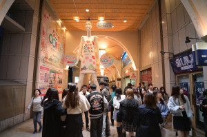 なごや商業まつりナナちゃん(名古屋市中村区):Nikon Z6、Voigtlander COLOR-SKOPAR 21mm F4 P、F8、絞り優先AE、1/40秒、ISO-AUTO(ISO 1250)、AWB(4100K)、マルチパターン測光、 マニュアルフォーカス(MF)、手ぶれ補正ON(ノーマル)、高感度ノイズ低減:標準、ピクチャーコントロール:「ポートレート」、手持ち撮影、Rayqual LM-NZマウントアダプター、Kenko PRO1D plus プロテクター(W)フィルター、専用フード なごや商業まつりナナちゃん(名古屋市中村区):Nikon Z6、Voigtlander COLOR-SKOPAR 21mm F4 P、F8、絞り優先AE、1/40秒、ISO-AUTO(ISO 1250)、AWB(4100K)、マルチパターン測光、 マニュアルフォーカス(MF)、手ぶれ補正ON(ノーマル)、高感度ノイズ低減:標準、ピクチャーコントロール:「ポートレート」、手持ち撮影、Rayqual LM-NZマウントアダプター、Kenko PRO1D plus プロテクター(W)フィルター、専用フード