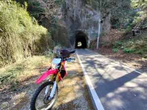 【写真1】国道410号四町作第一隧道(千葉県君津市 1902年開通):OPPO Reno7 A(CPH2353)、焦点距離1.65mm(35mm判11mm相当)、プログラムAE(F2.2開放、1/100秒、ISO 100)、AWB、OPPO純正のカメラアプリ(超広角)、JPEGからりサイズのみ 【写真1】国道410号四町作第一隧道(千葉県君津市 1902年開通):OPPO Reno7 A(CPH2353)、焦点距離1.65mm(35mm判11mm相当)、プログラムAE(F2.2開放、1/100秒、ISO 100)、AWB、OPPO純正のカメラアプリ(超広角)、JPEGからりサイズのみ
