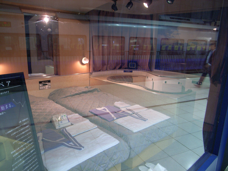 カシオペアスイートのモックアップ（上野駅）3：GR DIGITAL、28mm相当、F2.4開放、1/17sec、ISO154、プログラムAE、-0.3EV