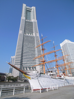 帆船日本丸・ランドマークタワー（横浜市西区）：GR DIGITAL、ワイドコンバージョンレンズGW-1、21mm相当、F7.1、1/380sec、プログラムAE、-0.3EV