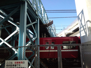 横浜駅北側跨線橋：CASIO G'zOne TYPE-X、4.60mm、F2.8、1/277.8秒、レンズ前面に保護シールあり。