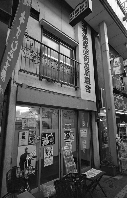 ヨコハマ・ビオゴン・モノクロ計画その49(横浜橋商店街：横浜市南区)：CONTAX G1、Carl Zeiss Biogon T* 21mm F2.8、F5.6AE、ILFORD XP2 SUPER、Kenko L37 Super PRO、Nikon SUPER COOLSCAN 5000 ED(フィルムタイプ：ネガ(カラー)、色空間：グレースケール、ICEありGEMなしROCなし)