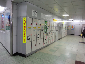 スイカロッカー(JR新宿駅)：CASIO G'zOne TYPE-X、F2.8、1/25秒、ISO不明、レンズ前面に保護シールあり