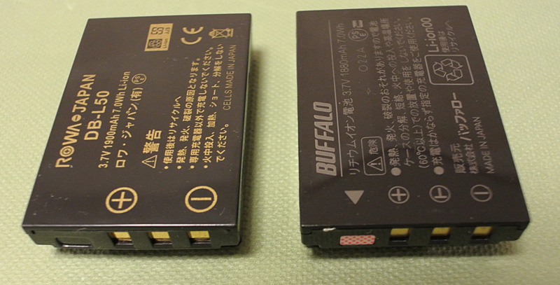 ROWA DB-L50-SA（左）とDWR-BT01（DWR-PG専用バッテリー）