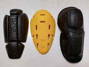 【写真上】左：ラフアンドロード肘プロテクターRR10087（CEレベル1）、中央：コミネSK-810 肘・膝用プロテクター（CEレベル2）、右：コミネSK-635 CEプロテクター（CEレベル1）