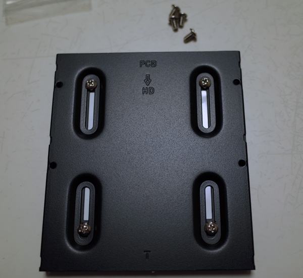 オウルテックのOWL-BRKT04(B) （2.5インチ→3.5インチサイズ変換ブラケット ブラック）にSANDISK ULTRA 3D SSD SDSSDH3-500G-J25をねじ止めしたところ