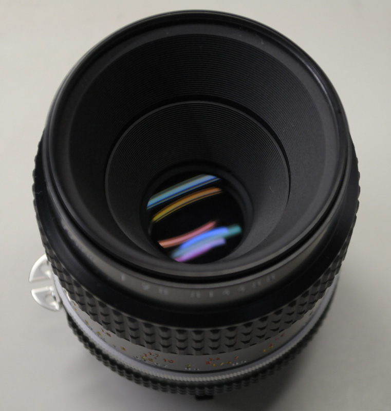 【写真3】Ai Micro-Nikkor 55mm f/2.8S(Serial No.814488)のレンズ先端部：Nikon D300S、AF-S DX NIKKOR 18-55mm f/3.5-5.6G VR（55mm、35mm判換算82.5mm相当）、F5.6開放、1/125秒、ISO-AUTO(1250)、AWB、ピクチャーコントロール：ポートレート、マルチパターン測光、高感度ノイズ低減：標準、手持ち撮影