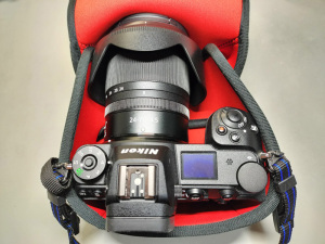  【写真1】ハクバスリムフィットカメラジャケットL-90 + Nikon Z6 + NIKKOR Z 24-70mm f/4 S（フード逆付け+レンズキャップ）