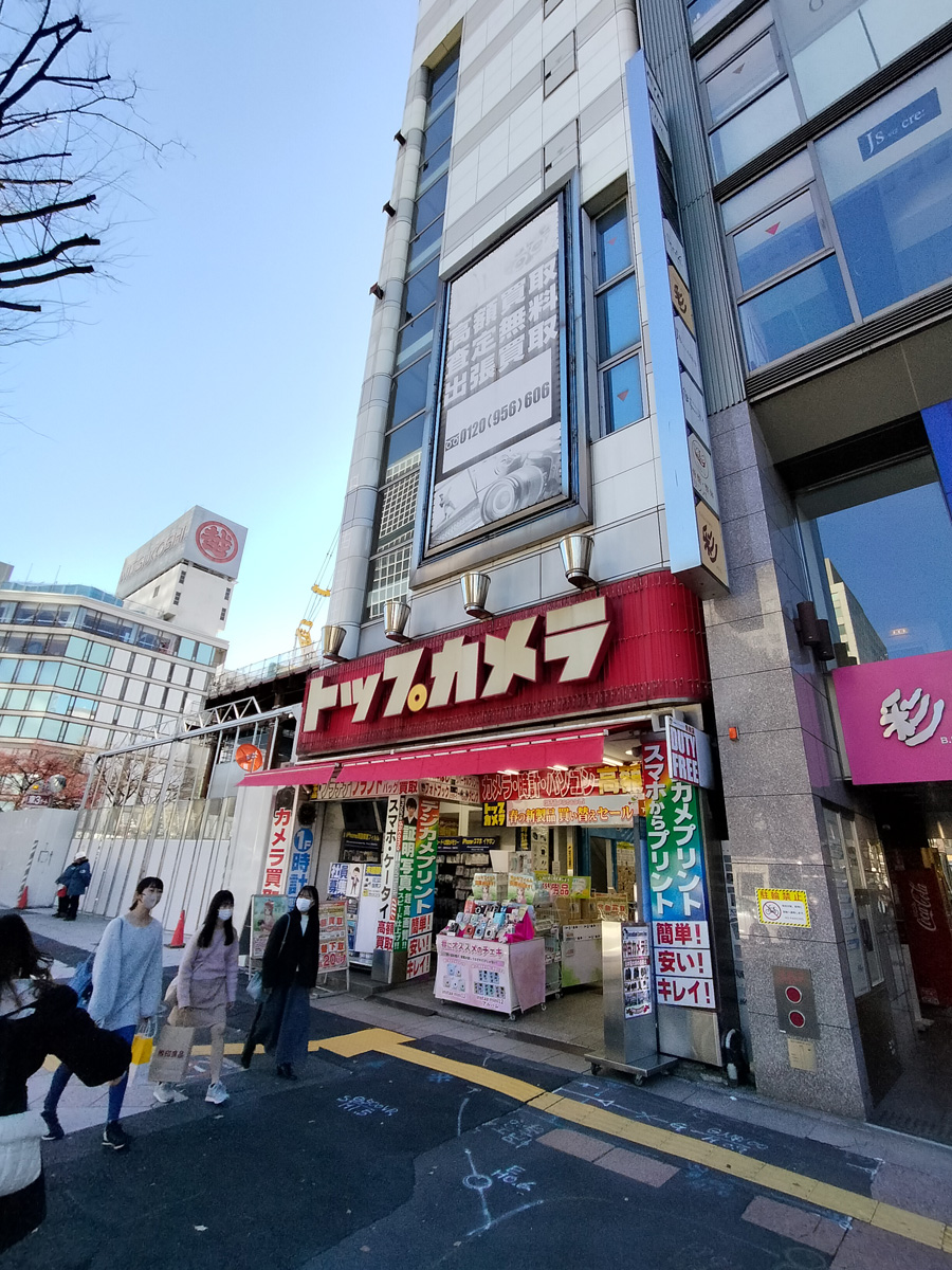 トップカメラ名古屋本店（名古屋市中区）：OPPO Reno7 A（CPH2353）android13、焦点距離1.65mm(35mm判16mm相当)、プログラムAE（F2.2開放、1/475秒、ISO 100)、AWB、標準のカメラアプリ（バージョン 3.524.24）、JPEGからりサイズのみ