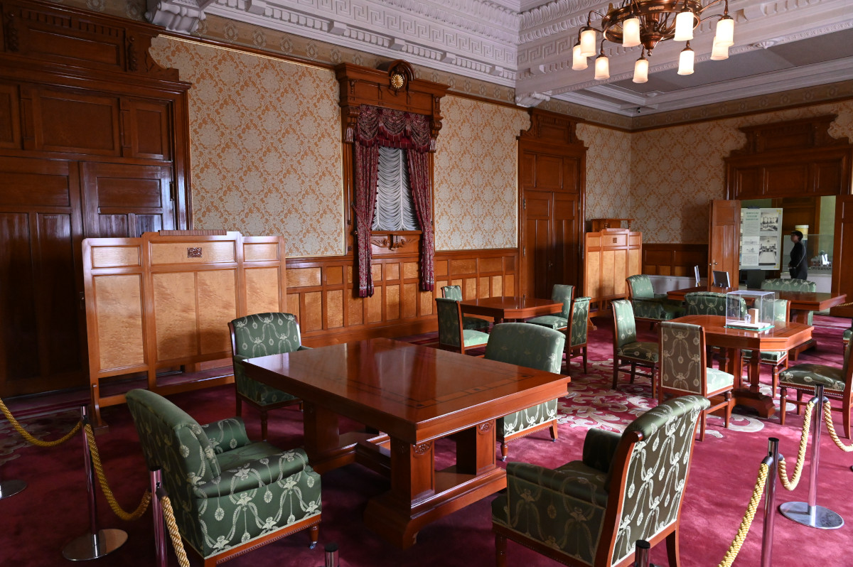 【写真5】名古屋市市政資料館（旧名古屋控訴院）会議室：Nikon Z6、NIKKOR Z 24-70mm f/4 S、24mm、絞り優先AE（F8、1/50秒）、ISO-AUTO(ISO 4500)、ピクチャーコントロール：AUTO、AWB（3380K）、マルチパターン測光、ワイドエリアAF(L)、手ぶれ補正ON（ノーマル）、自動ゆがみ補正ON（強制ON）、高感度ノイズ低減：標準、手持ち撮影、Nikon NCフィルター、バヨネットフード HB-85
