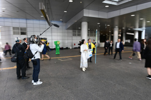 「税を考える週間」始まる 名古屋駅前で街頭活動（名古屋市中村区）：Nikon Z6、AF-S NIKKOR 20mm f/1.8G ED、F5.6 絞り優先AE、1/20秒、ISO-AUTO(ISO 100)、AWB（4810K）、マルチパターン測光、 オートエリアAF、手ぶれ補正ON、高感度ノイズ低減：標準、自動ゆがみ補正、手持ち撮影、マウントアダプターFTZ、バヨネットフード HB-72、ニコンNCフィルター、JPEGからリサイズのみ