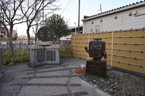 【写真4】京浜急行電鉄発祥之地碑とけいきゅん川崎大師（京浜急行電鉄川崎大師駅前）：Nikon Z6、NIKKOR Z 28mm f/2.8 (SE)、絞り優先AE（F8、1/60秒）、ISO-AUTO(ISO 140)、AWB（843K）、マルチパターン測光、オートエリアAF、手ぶれ補正ON、自動ゆがみ補正ON、高感度ノイズ低減：標準、手持ち撮影、Nikon NCフィルター、Nikon HN-35フード（Ai Nikkor 45mm F2.8P専用フジツボ形フード）、RAW（NEF）ファイルをNX Studio 1.7.0でアクティブDライティング「強め」にしたものをJPEG化リサイズ