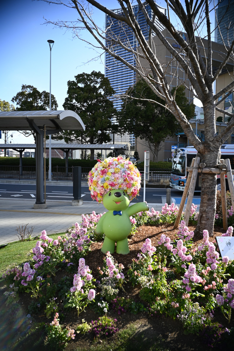 【写真2】2027年国際園芸博覧会カウントダウンボード脇のなぞのキャラクター（横浜市中区桜木町）：Nikon Z6、SG-image 18mm F6.3 ウルトラシンレンズ、18mm（35mm版換算27mm相当）、絞り優先AE（F6.3固定、1/125秒）、ISO-AUTO(ISO 100)、AWB（5760K）、APS-C（DX）フォーマット、マルチパターン測光、マニュアルフォーカス（MF）距離●2m、手ぶれ補正ON、高感度ノイズ低減：標準、手持ち撮影、フィルターなし、フードなし、Jpegからリサイズのみ