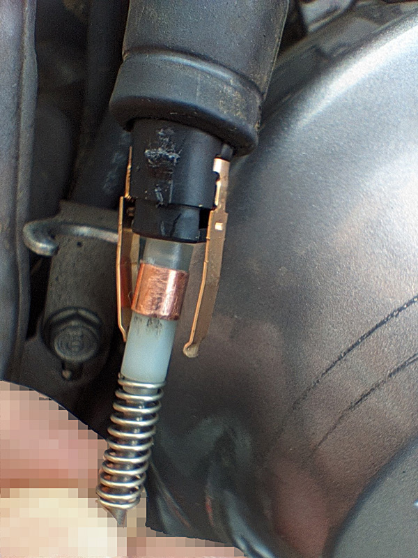 CRF250L(MD38)のストップランプスイッチを分解して接点の部分をむき出しにしたところ