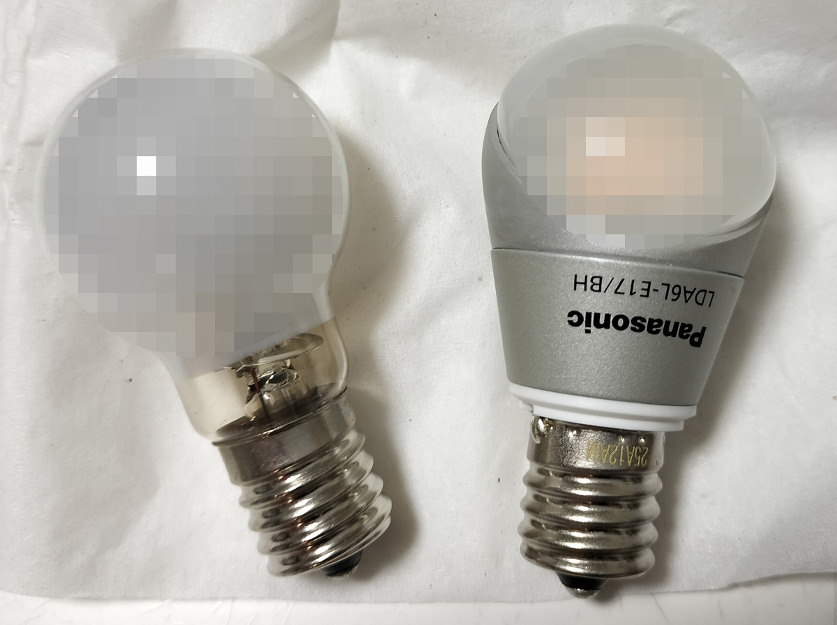 TOSHIBA E17ミニクリプトン球 100V54WX(左)とPanasonic E17 LED電球密閉器具対応 斜め取り付け専用 LDA6L-E17/BH
