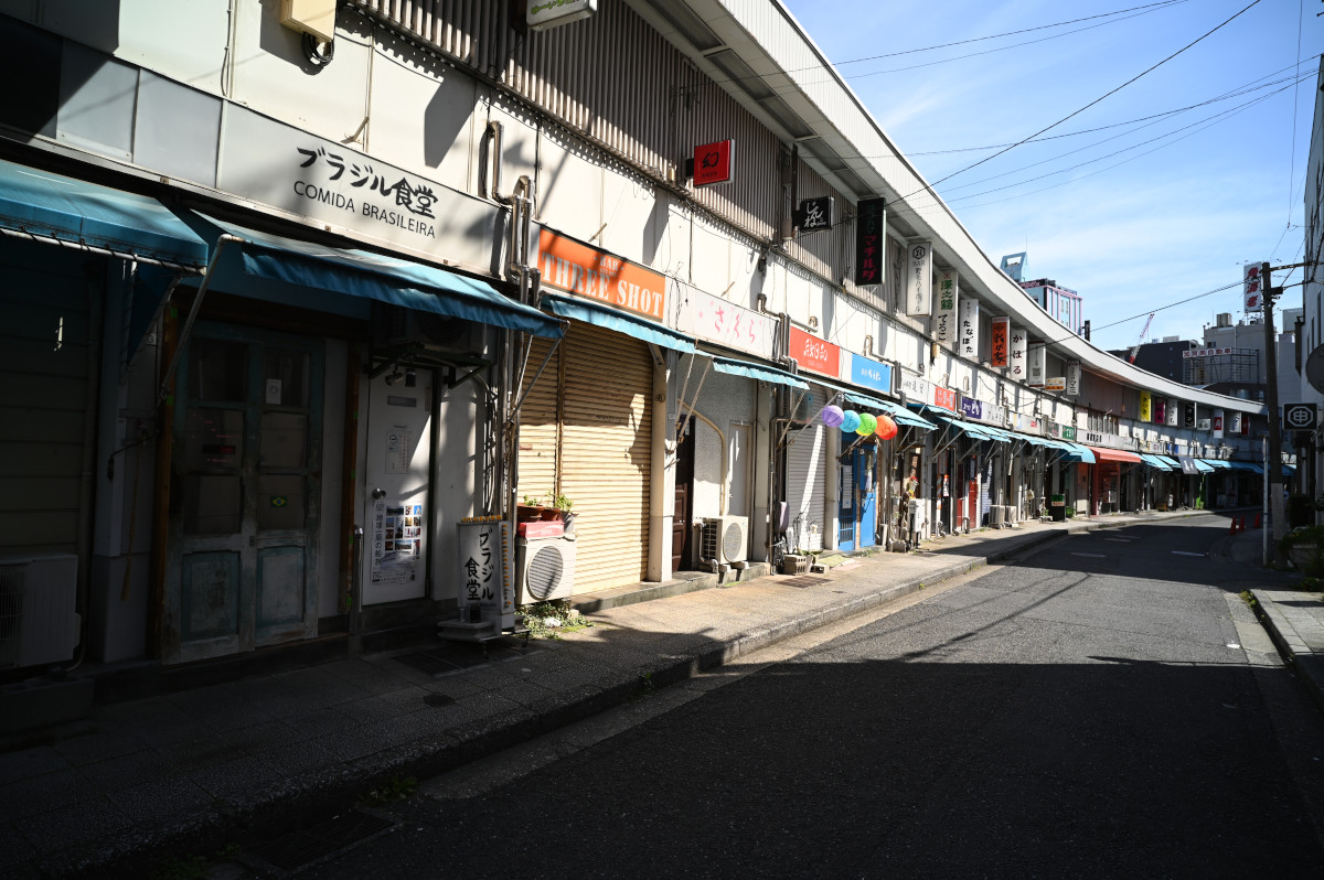 【写真】野毛都橋商店街ビル（横浜市中区）：Nikon Z6、Voigtlander COLOR-SKOPAR 21mm F4 P、F8、絞り優先AE、1/160秒、ISO-AUTO(ISO 100)、AWB（6370K）、マルチパターン測光、 オートエリアAF、手ぶれ補正ON（ノーマル）、高感度ノイズ低減：標準、ピクチャーコントロール「オート」、手持ち撮影、Lomography Leica M - Nikon Z クローズアップマウントアダプター、Kenko PRO1D plus プロテクター(W)、専用フード、JPEGをリサイズ