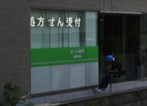 【写真2-2】画面左等倍切り取り：秋葉原・神田川（和泉橋から神田ふれあい橋方向を望む）：Nikon Z6、Voigtlander COLOR-SKOPAR 21mm F4 P、F8、絞り優先AE、1/125秒、ISO-AUTO(ISO 100)、AWB（6550K）、マルチパターン測光、 マニュアルフォーカス（MF）、手ぶれ補正ON（ノーマル）、高感度ノイズ低減：標準、ピクチャーコントロール「オート」、手持ち撮影、Rayqual LM-NZマウントアダプター、Kenko PRO1D plus プロテクター(W)、専用フード、JPEGをリサイズ、ピントはレンズの2mの指標に合わせてある