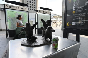 【写真5】京都駅前のペンギン像:Nikon Z6、AF-S NIKKOR 20mm f/1.8G ED、F8 絞り優先AE、1/125秒、ISO-AUTO(ISO 180)、AWB(5940K)、マルチパターン測光、 オートエリアAF、手ぶれ補正ON(ノーマル)、高感度ノイズ低減:標準、自動ゆがみ補正、ピクチャーコントロール「オート」、手持ち撮影、マウントアダプターFTZ、バヨネットフード HB-72、ニコンNCフィルター、RAW(NEF)ファイルをNX Studio 1.8.0で現像、アクティブD-ライティング(より強め2) 【写真5】京都駅前のペンギン像:Nikon Z6、AF-S NIKKOR 20mm f/1.8G ED、F8 絞り優先AE、1/125秒、ISO-AUTO(ISO 180)、AWB(5940K)、マルチパターン測光、 オートエリアAF、手ぶれ補正ON(ノーマル)、高感度ノイズ低減:標準、自動ゆがみ補正、ピクチャーコントロール「オート」、手持ち撮影、マウントアダプターFTZ、バヨネットフード HB-72、ニコンNCフィルター、RAW(NEF)ファイルをNX Studio 1.8.0で現像、アクティブD-ライティング(より強め2)
