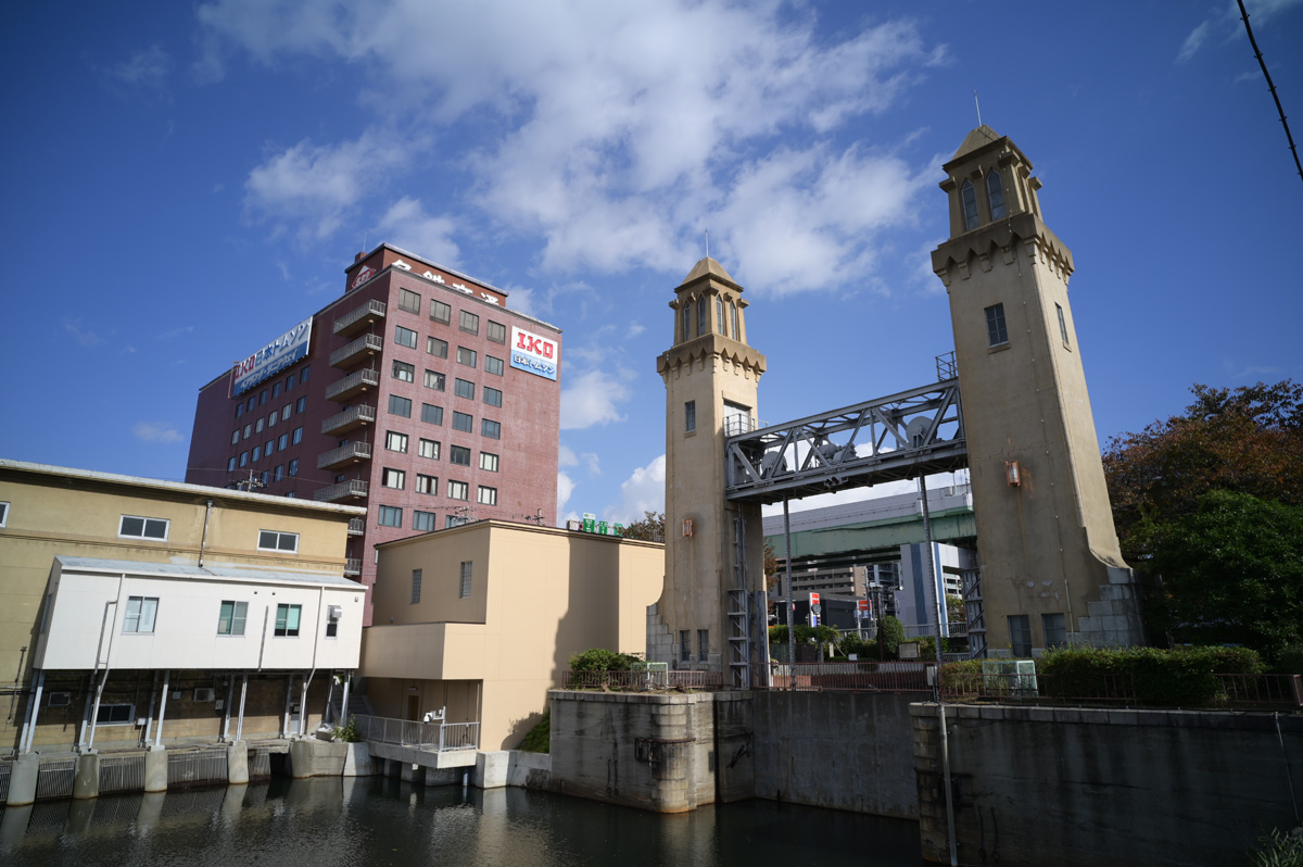 【写真2】松重閘門（名古屋市中川区）：Nikon Z6、Voigtlander COLOR-SKOPAR 21mm F4 P、F8、絞り優先AE、1/320秒、ISO-AUTO(ISO 100)、AWB（5360K）、マルチパターン測光、 マニュアルフォーカス（MF）、手ぶれ補正ON（ノーマル）、高感度ノイズ低減：標準、ピクチャーコントロール「ポートレート」、手持ち撮影、Rayqual LM-NZマウントアダプター、Kenko PRO1D plus プロテクター(W)フィルター、専用フード 