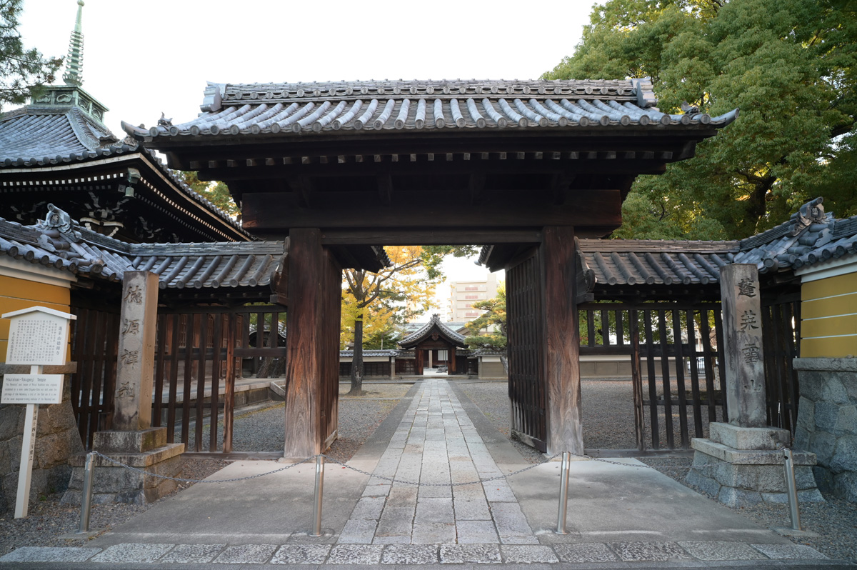 【写真3】蓬莱山 徳源寺（名古屋市東区）：Nikon Z6、Voigtlander COLOR-SKOPAR 21mm F4 P、F8、絞り優先AE、1/40秒、ISO-AUTO(ISO 720)、AWB（7980K）、マルチパターン測光、 マニュアルフォーカス（MF）、手ぶれ補正ON（ノーマル）、高感度ノイズ低減：標準、ピクチャーコントロール：「ポートレート」、手持ち撮影、Rayqual LM-NZマウントアダプター、Kenko PRO1D plus プロテクター(W)フィルター、専用フード、JPEGからリサイズのみ