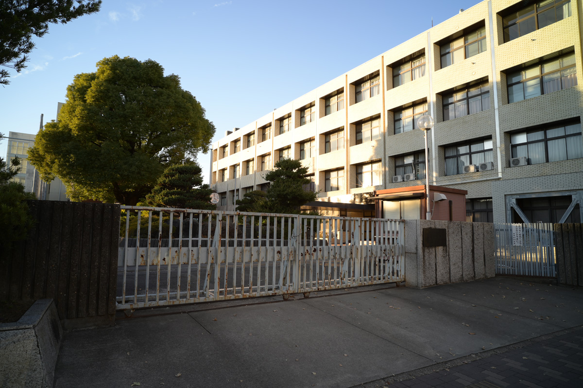 【写真6】学校法人東海学園東海中学校・東海高等学校正門（名古屋市東区）：Nikon Z6、Voigtlander COLOR-SKOPAR 21mm F4 P、F8、絞り優先AE、1/50秒、ISO-AUTO(ISO 100)、AWB（7540K）、マルチパターン測光、 マニュアルフォーカス（MF）、手ぶれ補正ON（ノーマル）、高感度ノイズ低減：標準、ピクチャーコントロール：「ポートレート」、手持ち撮影、Rayqual LM-NZマウントアダプター、Kenko PRO1D plus プロテクター(W)フィルター、専用フード、JPEGをリサイズのみ