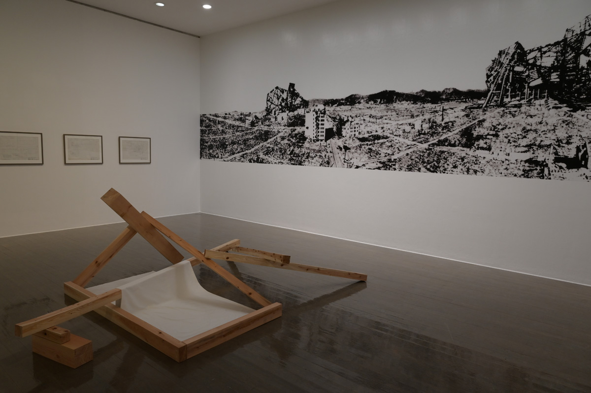 【写真3】「磯崎新 群島建築」（水戸芸術館）：Nikon Z6、NIKKOR Z 24-70mm f/4 S、24mm、F8、絞り優先AE、電子シャッター1/25秒、ISO-AUTO(ISO 800)、AWB（3650K）、ピクチャーコントロール：ポートレート、マルチパターン測光、 マニュアルフォーカス（MF）、手ぶれ補正ON（ノーマル）、高感度ノイズ低減：標準、手持ち撮影、Rayqual LM-NZマウントアダプター、Kenko PRO1D plus プロテクター(W)フィルター、専用フード