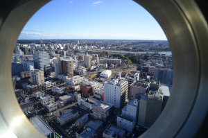 【写真3】水戸シンボルタワーから南東方向を望む(2025年12月):Nikon Z6、Voigtlander COLOR-SKOPAR 21mm F4 P、F11、絞り優先AE、電子シャッター1/125秒、ISO-AUTO(ISO 100)、AWB(5630K)、ピクチャーコントロール:ポートレート、マルチパターン測光、 マニュアルフォーカス(MF)、手ぶれ補正ON(ノーマル)、高感度ノイズ低減:標準、手持ち撮影、Rayqual LM-NZマウントアダプター、Kenko PRO1D plus プロテクター(W)フィルター、専用フード 【写真3】水戸シンボルタワーから南東方向を望む(2025年12月):Nikon Z6、Voigtlander COLOR-SKOPAR 21mm F4 P、F11、絞り優先AE、電子シャッター1/125秒、ISO-AUTO(ISO 100)、AWB(5630K)、ピクチャーコントロール:ポートレート、マルチパターン測光、 マニュアルフォーカス(MF)、手ぶれ補正ON(ノーマル)、高感度ノイズ低減:標準、手持ち撮影、Rayqual LM-NZマウントアダプター、Kenko PRO1D plus プロテクター(W)フィルター、専用フード