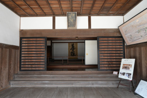 【写真2】弘道館玄関（水戸市）：Nikon Z6、NIKKOR Z 24-70mm f/4 S、24mm、F8、絞り優先AE、1/50秒、ISO-AUTO(ISO 4000)、AWB、ピクチャーコントロール：ポートレート、マルチパターン測光、オートエリアAF、手ぶれ補正ON、自動ゆがみ補正ON（強制ON）、高感度ノイズ低減：標準、手持ち撮影、Nikon NCフィルター、バヨネットフード HB-85 